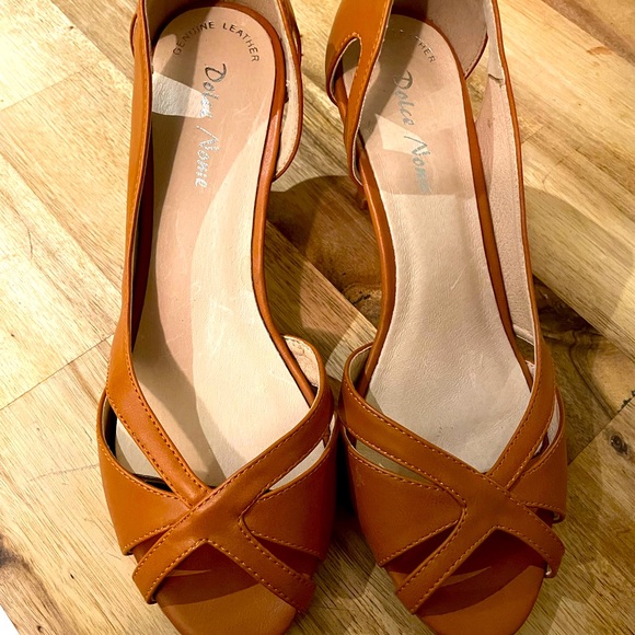 Camel Color shoe. - Picture 1 of 4